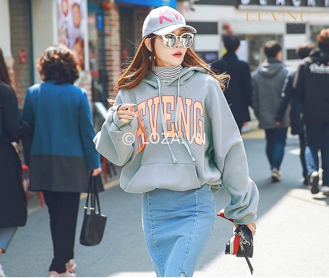 Cách phối áo hoodie với quần jeans và chân váy thế chỗ áo khoác nữ đúng  chất thời trang Hàn Quốc