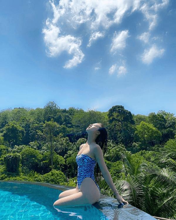 303+ Tạo Dáng Với Bikini Đi Biển Cực Kỳ Gợi Cảm Và Nóng Bỏng